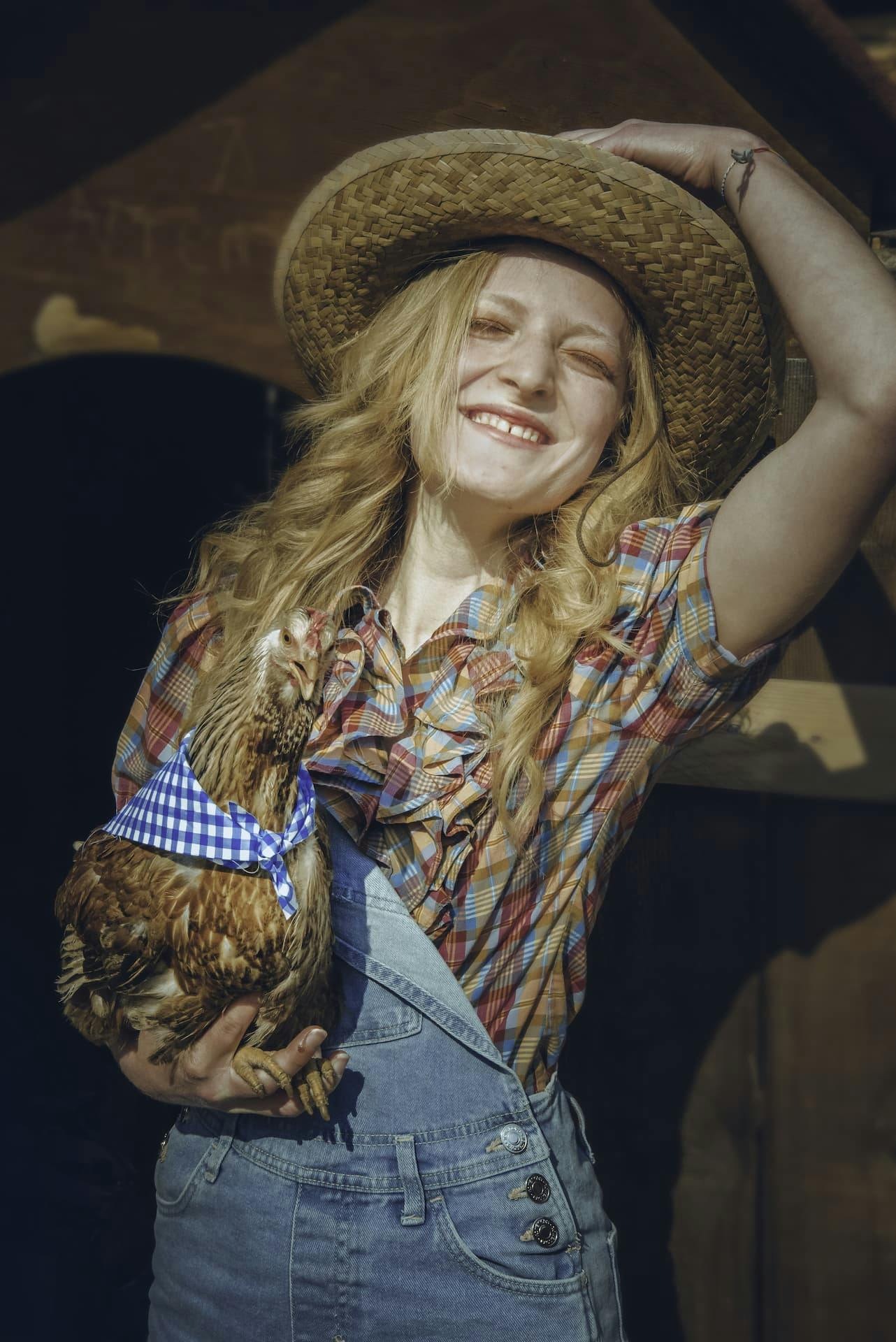 ragazza gallina contadino camicia a quadri sorriso