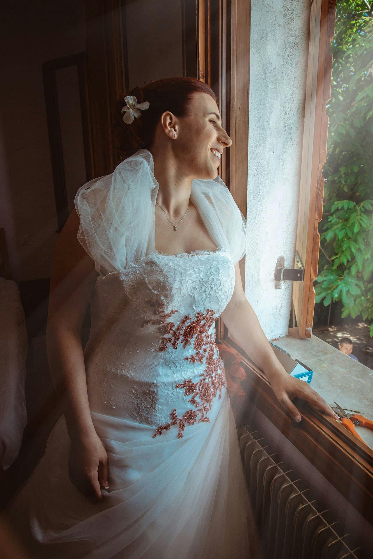 sposa finestra vestito bianco rosso