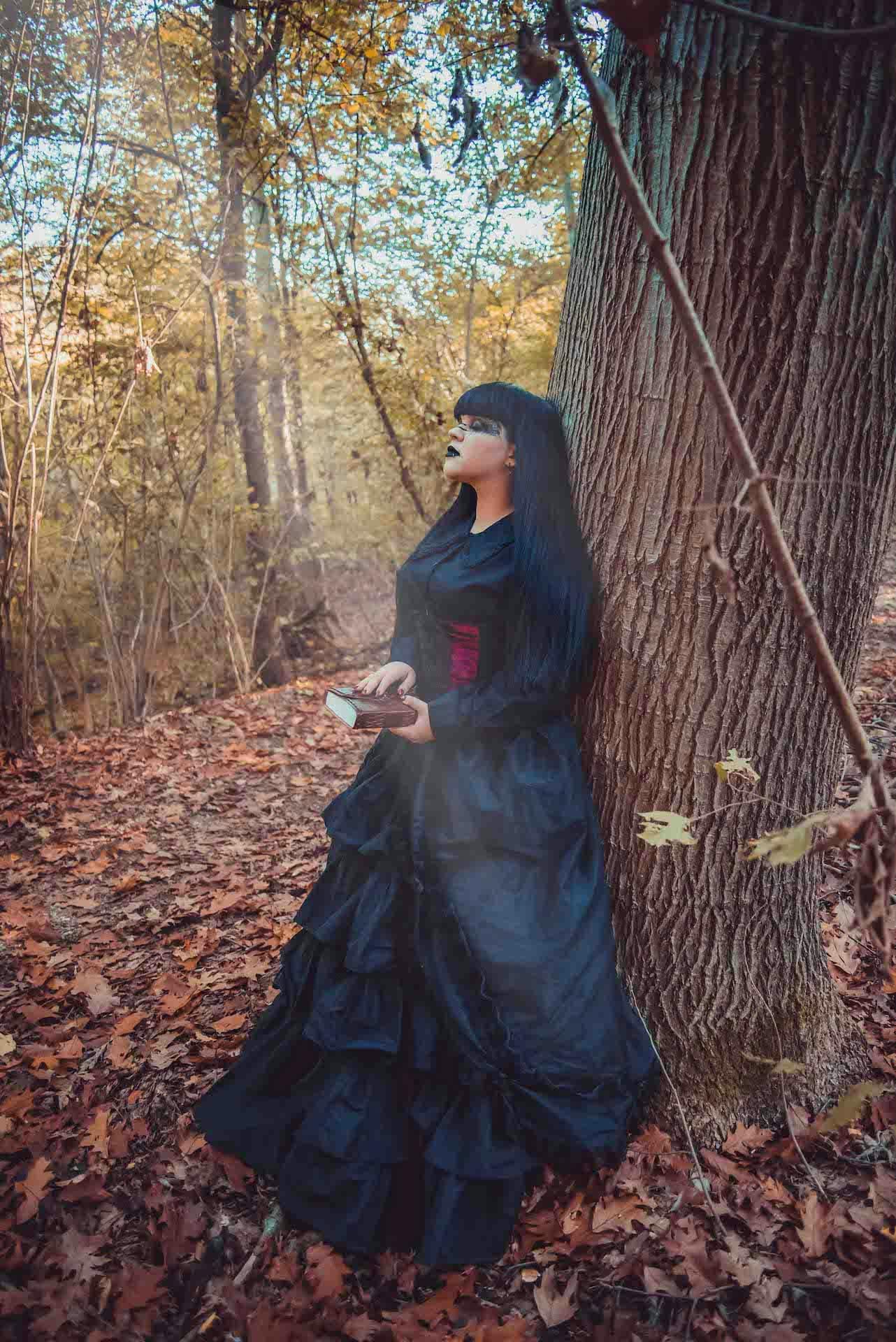 strega bosco montello vestito nero gotico grimorio albero
