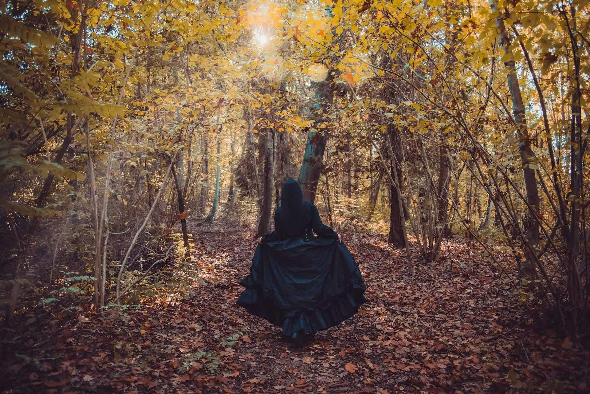 strega bosco montello vestito nero gotico