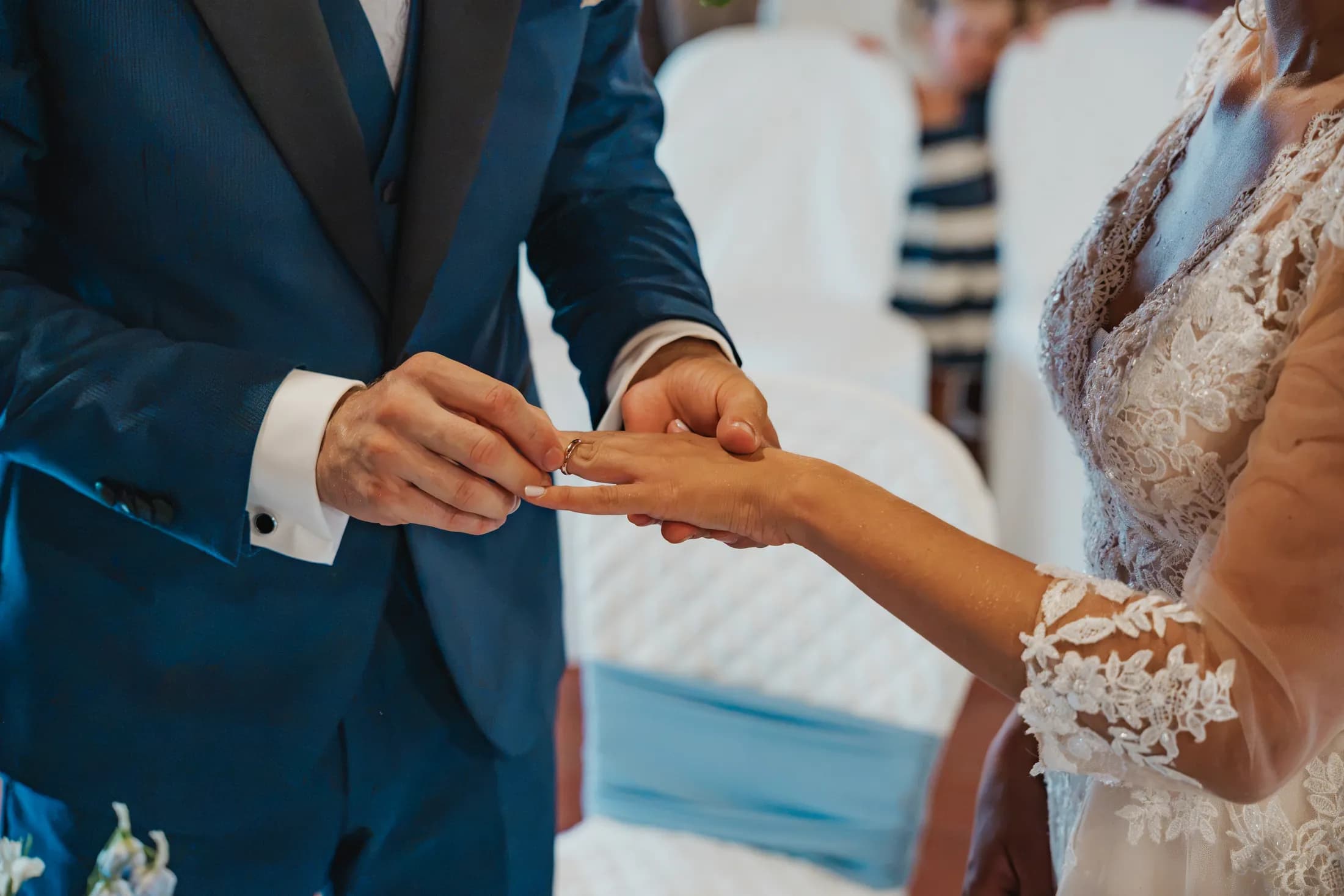 Lo sposo infila l’anello al dito della sposa