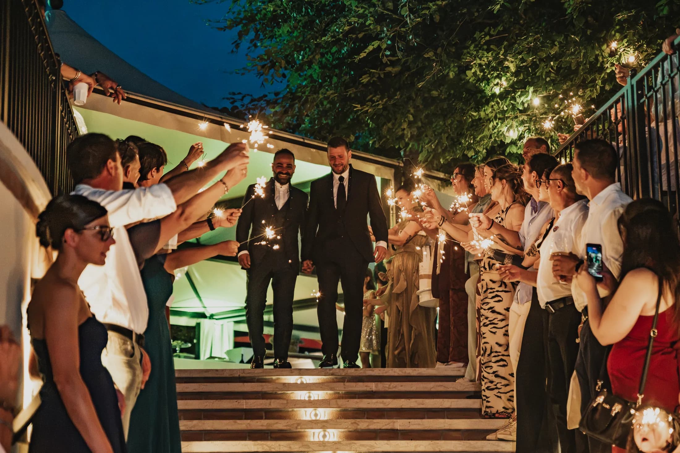 Gli sposi escono tra gli invitati che reggono le stelline accese